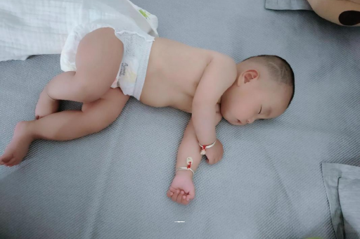 广西3个月宝宝怎么抱
